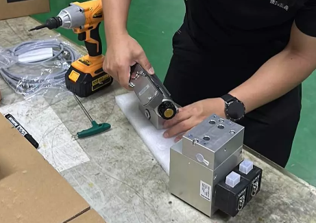 高效組裝組合閥并進(jìn)行檢測(cè)，確保組合閥的性能和可靠性